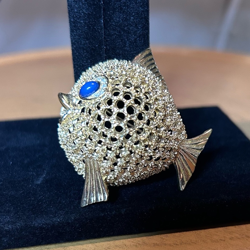 Jomaz Style Fish faux Lapis Brooch Gold Tone Puffer‎ Fish